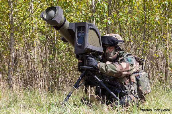 Ngay từ cái nhìn đầu tiên, MMP trông giống như một người kế nhiệm của dòng tên lửa chống tăng MILAN. Nhưng MMP có nhiều điểm chung với Javelin của Mỹ và Spike của Israel ngay cả khi sự khác biệt của nó so với cả 2 đều là rõ ràng.