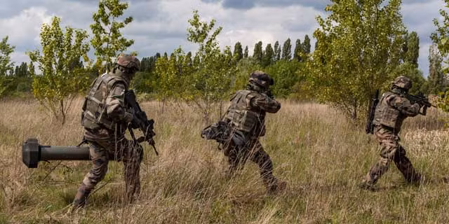 Hệ thống MMP được thiết kế sao cho kíp chiến đấu vận hành thuận tiện bao gồm một ống phóng, một hệ thống điều khiển hỏa lực cầm tay kính ngắm quang học ngày và đêm, một giá đỡ 3 chân có thể gập lại. Lấy ý tưởng từ tên lửa chống tăng Eryx, MMP thích hợp triển khai trong không gian nhỏ, hẹp vì lực phóng ra được giảm đáng kể.