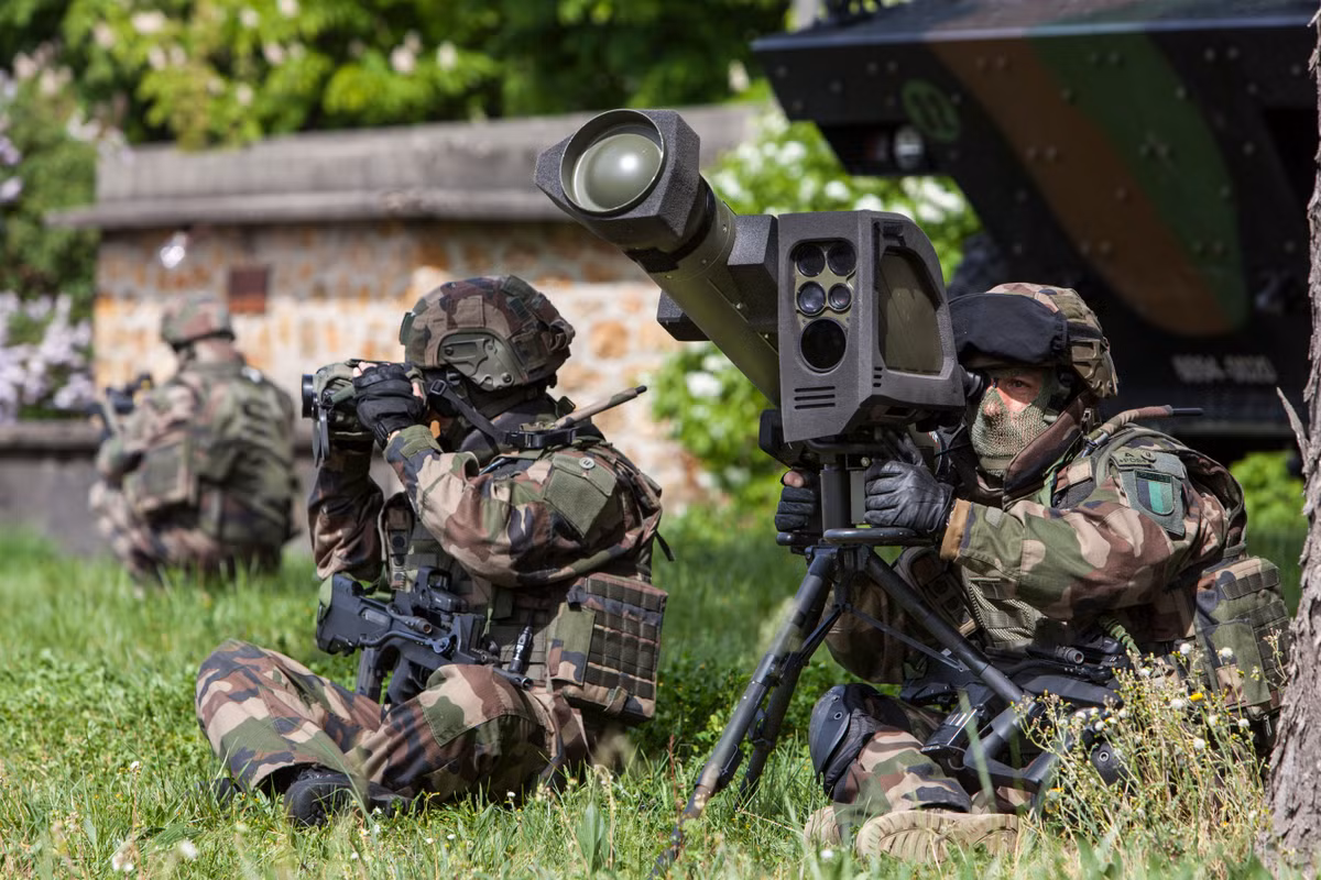 MMP cũng có khả năng điều khiển bằng tay trong lúc phóng (man-in-the-loop). Tính năng nay cung cấp cho kíp chiến đấu hướng dẫn từ tên lửa, cho phép họ theo dõi tiến trình của nó cho đến khi nó phá hủy mục tiêu.