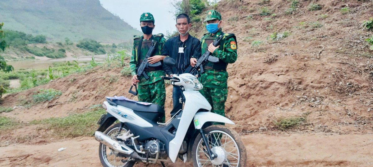 Bat doi tuong tang tru hang tram vien ma tuy o Quang Tri