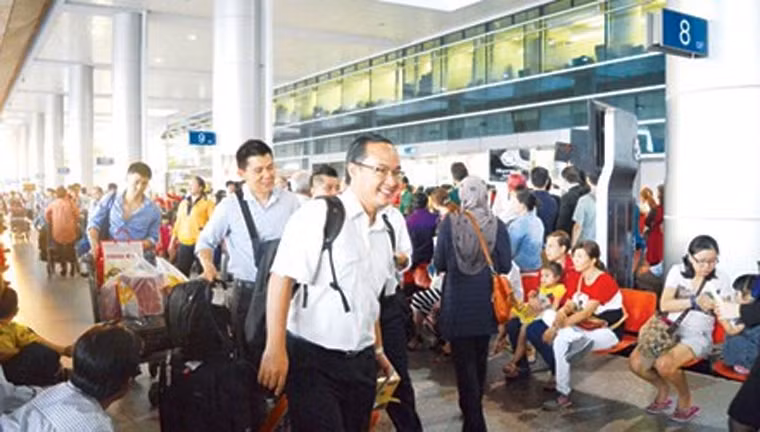 Ngoài ra, ACV còn cho biết, quầy thủ tục, máy soi hành lý cũng tăng, phòng chờ dành cho hành khách cũng được mở rộng. ACV đề nghị các hãng hàng không, công ty phục vụ mặt đất hỗ trợ, hướng dẫn hành khách sử dụng web check-in và tổ chức điều phối, quầy, cửa ra máy bay.