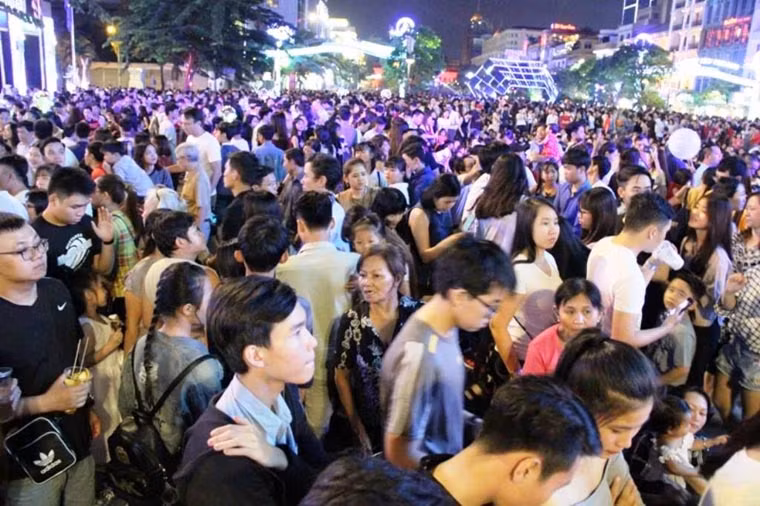 Biển người trên phố đi bộ Nguyễn Huệ lúc 23h khuya 31/12.