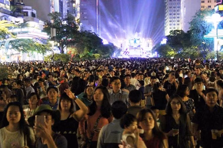 Tất cả đang háo hức chờ thời khắc tham dự lễ hội đếm ngược bước sang năm 2018 và ngắm pháo hoa trên sông Sài Gòn.