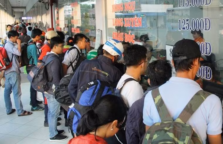 Hành khách tấp nập đến mua về về các tỉnh miền Tây tại Bến xe Miền Tây ngày 30/12.