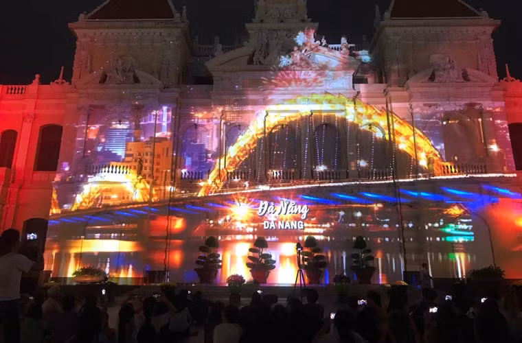 TP. Đà Nẵng đầy năng động qua ánh sáng nghệ thuật trên Tòa nhà trụ sở UBND TP.HCM.