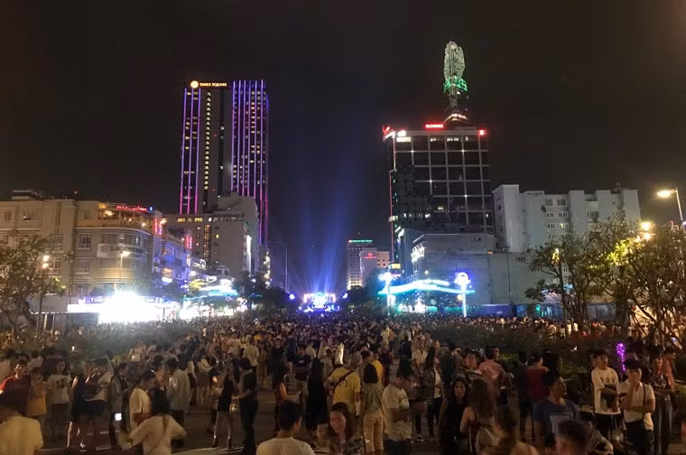 Đón giao thừa Tết dương lịch năm nay, TP.HCM tổ chức nhiều hoạt động vô cùng đa dạng và hấp dẫn thu húc hàng vạn người dân đến tham gia.