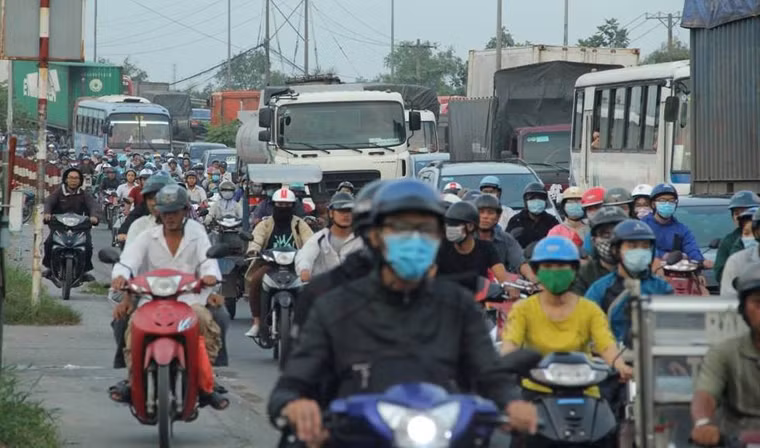 Nhiều tuyến đường như XLHN (quận 9, Thủ Đức), QL1, QL1A (Bình Dương, Bình Chánh), QL13 (Thủ Đức)... kẹt cứng người xe những ngày cuối cùng của năm 2017.