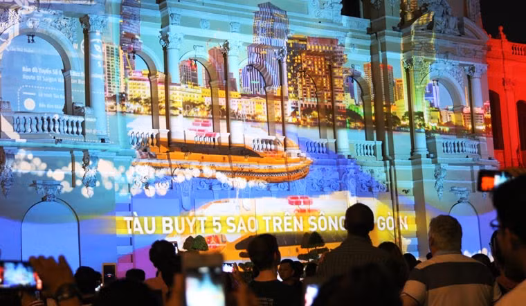 Những công trình đầy ấn tượng của TP.HCM trong năm 2017 cũng được thể hiện bằng hình ảnh ánh sáng nghệ thuật khiến người dân TP và du khách vô cùng thích thú.