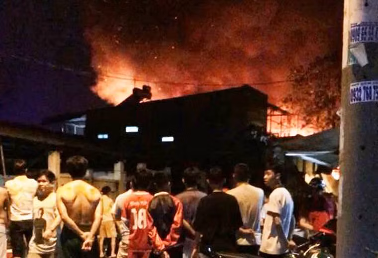 Vụ hỏa hoạn xảy ra vào khuya 30/12 tại khu nhà nằm ven kênh Đôi, đường Nguyễn Duy, phường 9, quận 8. Do nhà cửa của người dân chỉ được xây dựng bằng vật liệu dễ cháy, san sát nhau, đồng thời thời tiết gió ven sông mạnh nên chỉ trong thời gian ngắn, lửa đã lan rộng sang nhiều căn khác khiến người dân vô cùng hốt hoảng, không kịp di dời tài sản.