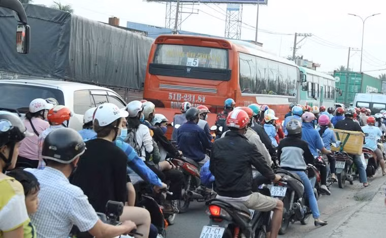 Tại ga Sài Gòn, hành khách tập trung rất đông. Lượng tàu được điều động tăng gấp đôi so với Tết dương lịch năm ngoái.