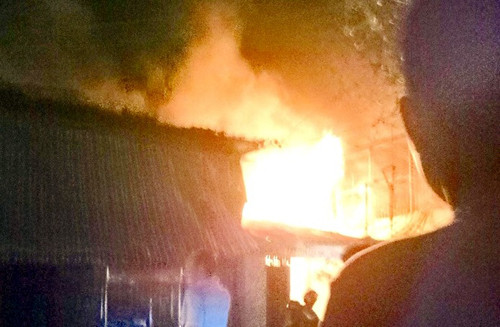 Đám cháy bất ngờ bùng phát từ căn nhà ở số 43 đường Nguyễn Duy, phường 9, quận 8...