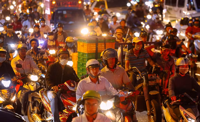 Trên các tuyến quốc lộ, hàng nghìn người dân đi xe máy về quê nghỉ lễ Tết dương lịch 2018 trong đêm khuya.