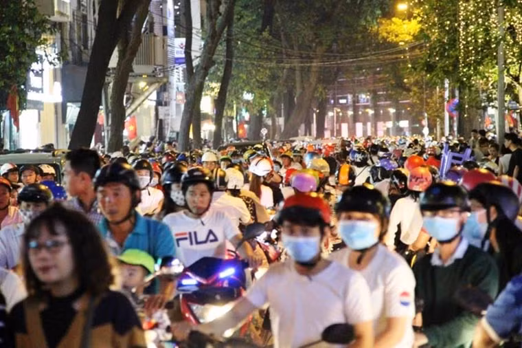 Các tuyến đường dẫn về Phố đi bộ Nguyễn Huệ như Tôn Đức Thắng, Hai Bà Trưng, Đồng Khởi, Lê Thánh Tôn… xe cộ nhích từng chút. Trên đường Nguyễn Hữu Cảnh, từng tốp người dừng xe bên lề đường hy vọng xem được pháo hoa thời khắc chuyển giao giữa năm cũ 2017 và chào đón năm mới 2018.