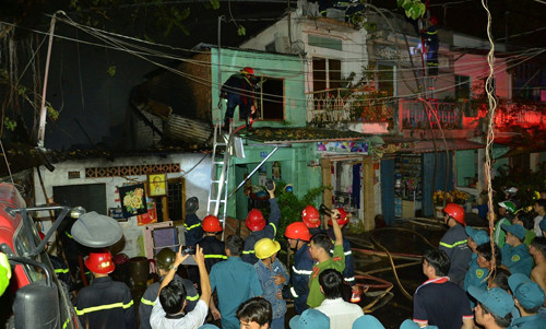 Chủ tịch UBND phường 9, ông Nguyễn Trung Thành cho biết, đến thời điểm này (sáng 31/12), tất cả các hộ dân bị ảnh hưởng đều có chỗ ở trong thời gian khắc phục hậu quả vụ cháy. Lãnh đạo UBND quận và phường cũng đã kịp thời hỗ trợ, chăm lo để người dân sớm ổn định cuộc sống.
