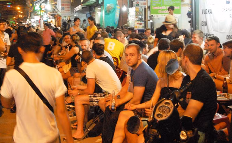 Khách nước ngoài tỏ ra vô cùng háo hức trước không khí chào đón năm mới ở TP.HCM.