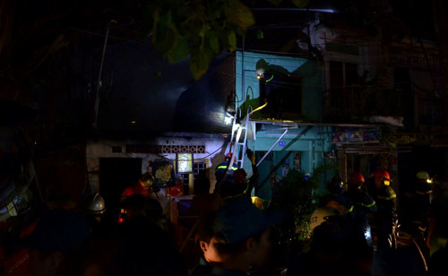 Hàng trăm chiến sĩ Cảnh sát PCCC thuộc nhiều đơn vị được huy động đến hiện trường để chữa cháy.