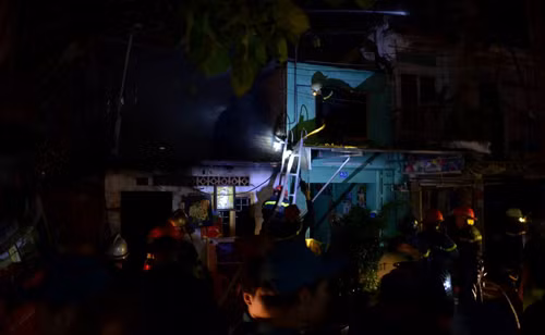 Hàng trăm chiến sĩ Cảnh sát PCCC thuộc nhiều đơn vị được huy động đến hiện trường để chữa cháy.