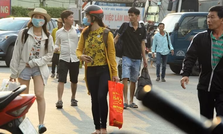 Theo ông Nguyễn Hoàng Huy, Phó giám đốc bến xe Miền Đông, năm nay lượng khách dự kiến thông qua bến tăng khoảng 30% so với ngày thường, tập trung chủ yếu từ tối 29/12 đến hết ngày 30/12. BXMĐ đã phải điều động thêm xe để đáp ứng nhu cầu đi lại của hành khách.