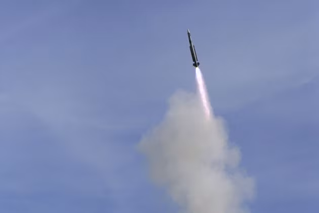 Tốc độ được cung cấp bởi động cơ nguyên liệu rắn giúp tên lửa MICA đạt vận tốc Mach 3, tầm bắn tối đa là 20km với tầm độ cao tối đa là 9km, tốc độ bắn giữa hai loạt cách nhau chỉ 2 giây. Tên lửa MICA được trang bị hệ thống đầu dò radar chủ động hoặc hồng ngoại.