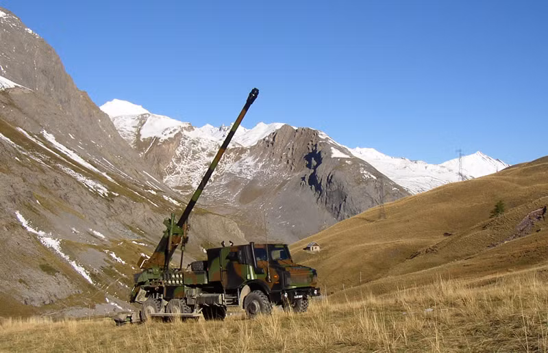 Theo tiết lộ của Nexter, Việt Nam sẽ đặt hàng 18 hệ thống pháo tự hành Caesar đầu tiên với mục tiêu trang bị tổng cộng tới 108 hệ thống pháo loại này cho các đơn vị pháo binh nhằm tăng cường khả năng phòng thủ từ xa. Caesar được trang bị hệ thống nạp đạn bán tự động cùng nòng pháo 155mm/L52, tốc độ bắn tối đa có thể đạt đến 6-8 viên/phút trong chế độ bắn liên tục hoặc 3 viên/15 giây ở chế độ bắn nhanh. Tầm bắn tối đa đạt 42km với đạn tăng tầm hoặc thấp hơn một chút với đạn thường.