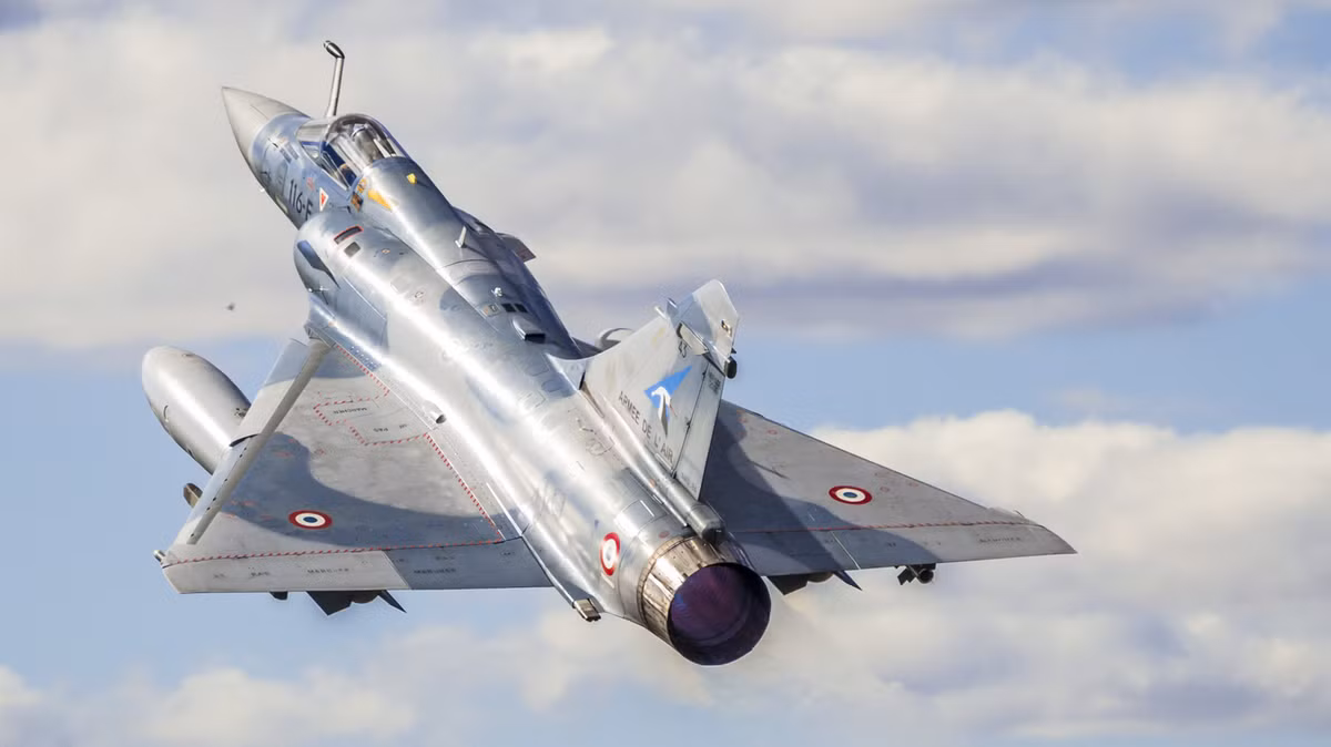 Mirage 2000 là tiêm kích đa năng một động cơ thế hệ 4 do Dassault Aviaton thiết kế sản xuất từ những năm 1970. Máy bay trang bị một động cơ tuốc bin phản lực cánh quạt đẩy SNECMA M53-5 cho phép đạt tốc độ gấp 2 lần vận tốc âm thanh, tầm bay 1.450km, trần bay 18.000m, vận tốc leo cao 285 m/giây. Nó có hệ thống kiểm soát bay fly-by-wire tự động, mang lại tính cơ động cao và dễ dàng điều khiển, cùng với độ ổn định và điều khiển chính xác trong mọi hoàn cảnh.