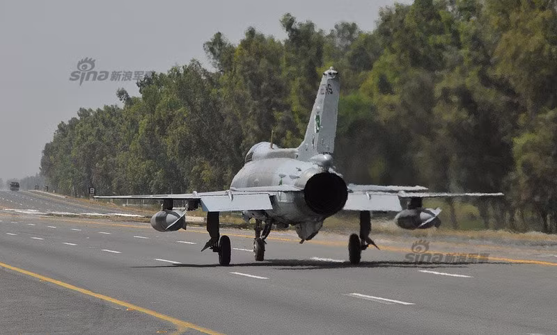 Việc huấn luyện phi công hạ cánh trên đường cao tốc là một trong những yêu cầu bắt buộc với lực lượng không quân nhiều quốc gia trên thế giới. Bởi trong chiến tranh, nếu đường băng chính bị phá hỏng thì phi công thay vì bỏ máy bay nhảy dù thì có thể tận dụng những đường dân sinh để hạ cánh bảo vệ máy bay. Ảnh: Tiêm kích MiG-21 cải tiến do Trung Quốc sản xuất với định danh J-7 hạ cánh xuống đường cao tốc.