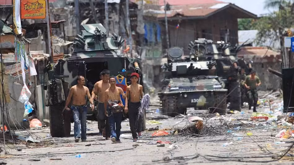  Quân đội Philippines thường biết tới là đạo quân nằm trong top lạc hậu, nghèo nán, trang bị kém cỏi nhất ở khu vực Đông Nam Á. Thế nhưng, ít ra hải quân và không quân nước này vẫn còn vài trang bị đáng được coi là tạm được thì lục quân là nỗi thất vọng khủng khiếp. Mà thất vọng nhất là trang bị xe tăng chủ lực của nước này, thậm chí kém xa hỏa lực xe tăng T-54 của Việt Nam bị coi là lạc hậu trên thế giới.