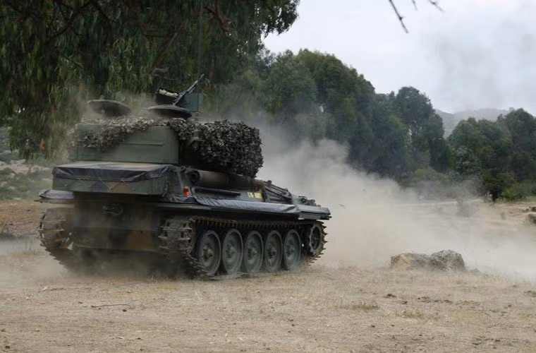 Pháo sơ tốc thấp L23A1 cỡ 76,2mm có tốc độ bắn khoảng 6 phát/phút, tầm bắn hiệu quả 2.200m nhưng chỉ được trang bị các loại đạn nổ phá HE, đạn nổ nén HESH (chỉ phá được giáp xe bọc thép mỏng) và đạn khói. Nhìn chung, khẩu pháo này không có khả năng chống xe tăng chủ lực như T-54/55 chứ chưa nói tới các mẫu tăng hiện đại trên thế giới.