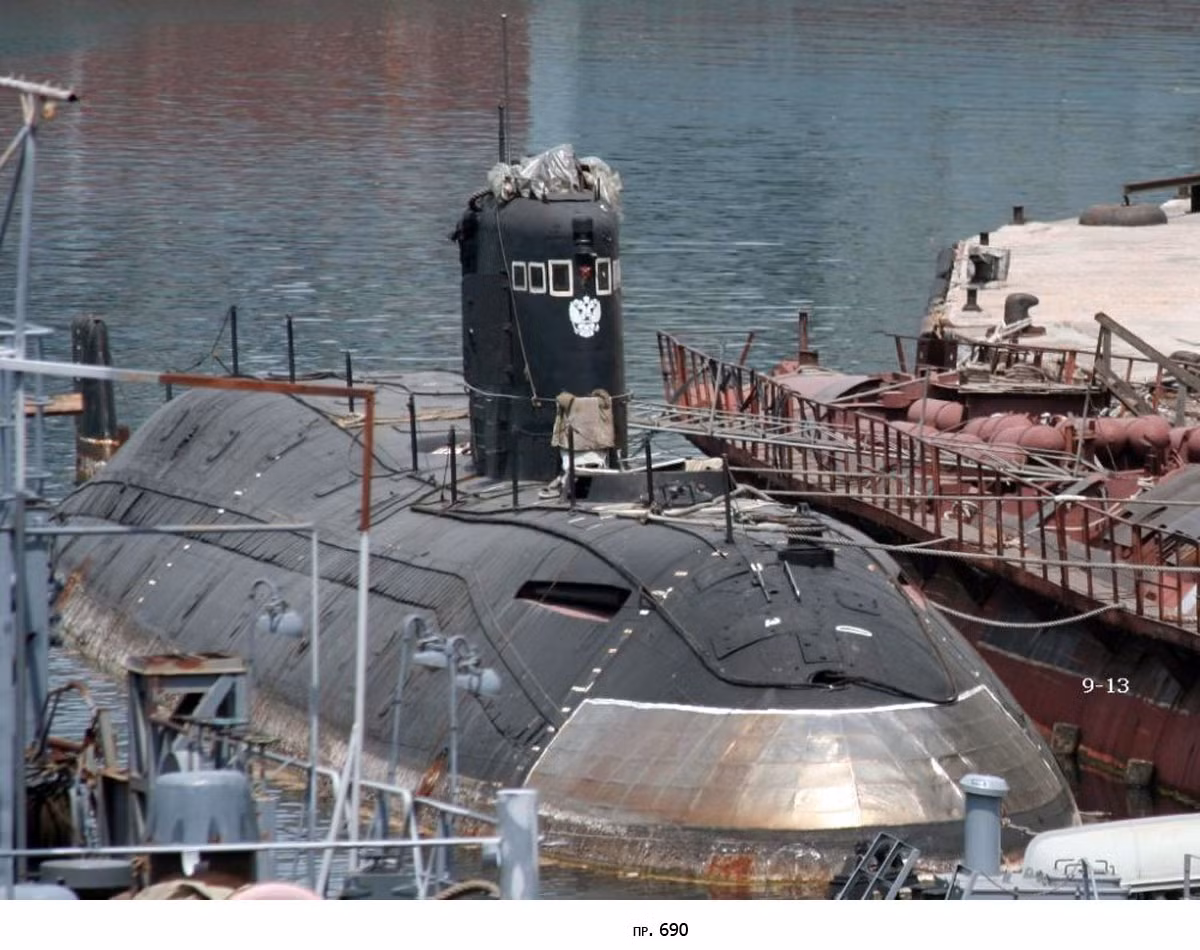 Trước khi Proejct 641B được đưa vào biên chế, năm 1967 Liên Xô trang bị hạn chế cho hải quân 4 tàu ngầm Project 690 Kefal có lượng giãn nước khi lặn tới 2.900 tấn để sử dụng cho hoạt động diễn tập chống tàu ngầm, và không được triển khai chiến đấu. Loại tàu này trang bị một ống phóng lôi 533mm và một ống 400mm, thủy thủ đoàn 65 người.