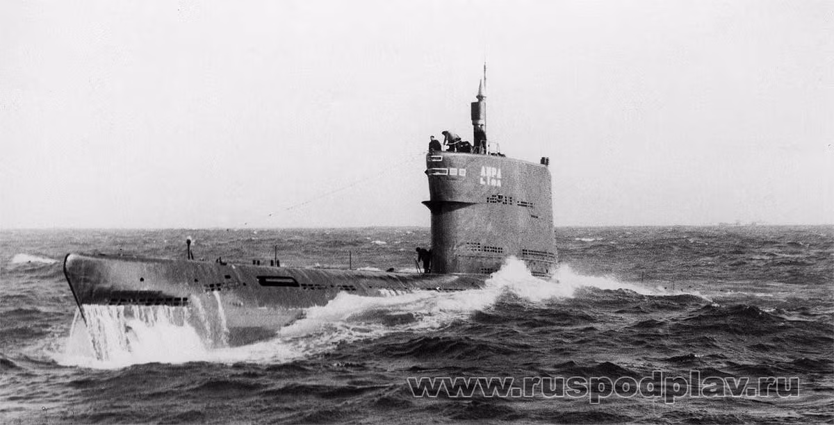 Nhắc tới tàu ngầm diesel-điện của Nga/Liên Xô, thông thường nhiều người sẽ nghĩ ngay tới lớp Kilo huyền thoại ra đời năm 1980. Tuy nhiên, ngoài Kilo, Liên Xô từng có trong tay hàng trăm tàu ngầm diesel-điện nguy hiểm. Hãy cùng điểm qua các tàu ngầm diesl-điện đặc biệt đáng gờm của Liên Xô ra đời sau CTTG 2 và trước khi Kilo xuất hiện.