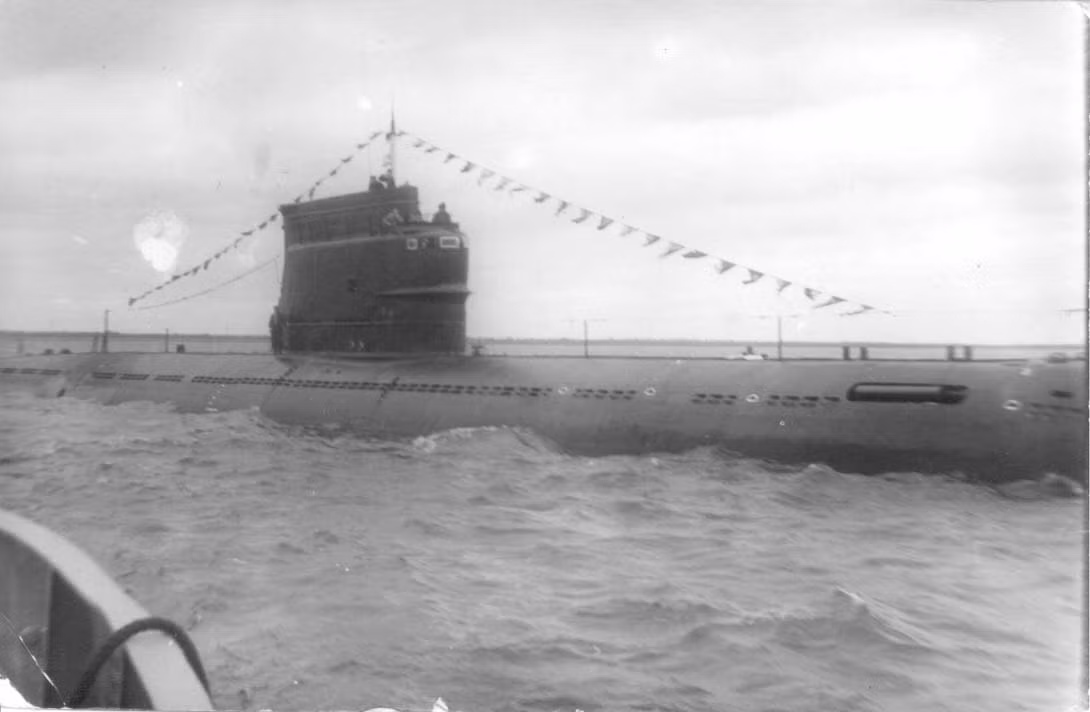 26 chiếc đã được sản xuất liên tục từ 1946 và đưa vào phục vụ từ 1952-1957, chiếc cuối cùng ra khỏi biên chế vào cuối những năm 1980. Lớp tàu này có lượng giãn nước khi lặn 2.387 tấn, dài 90m, thủy thủ đoàn 70 người, lặn sâu 200m, tốc độ khi lặn 16 hải lý/h. Hỏa lực có 10 ống phóng ngư lôi 533mm.