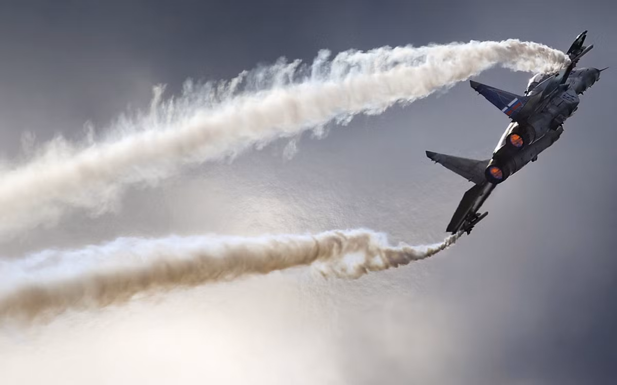 So với dòng Su-30MK2 xuất khẩu cho Việt Nam, điểm mạnh và ưu việt hơn trong khả năng không chiến của MiG-35 là việc trang bị động cơ phản lực RD-33MK tích hợp công nghệ kiểm soát véc tơ lực đẩy đa chiều, điều này giúp MiG-35 thực hiện các bài bay siêu cơ động.