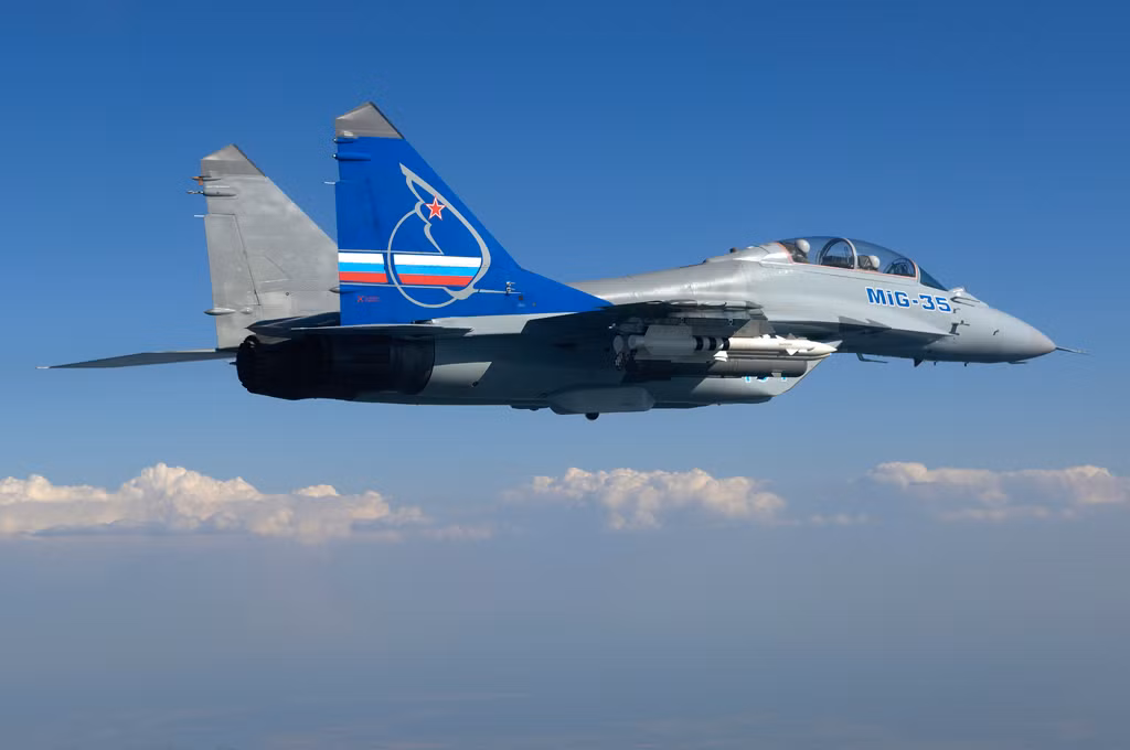 Nếu so với Su-30 thì thiết kế MiG-35 hơi kém ở khả năng tác chiến đa nhiệm với nhiệm vụ đối đất và đối hải. Tuy nhiên, nếu so về khả năng không chiến thì MiG-35 được các chuyên gia Nga - Ấn Độ tin rằng vượt trội Su-30 và ngang ngửa cả F-22 của Mỹ.
