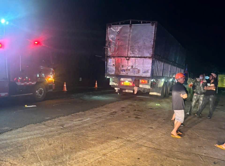 Đắk Lắk: Va chạm giữa 2 ô tô tải khiến 1 người tử vong Dak Lak: Va cham giua 2 o to tai khien 1 nguoi tu vong