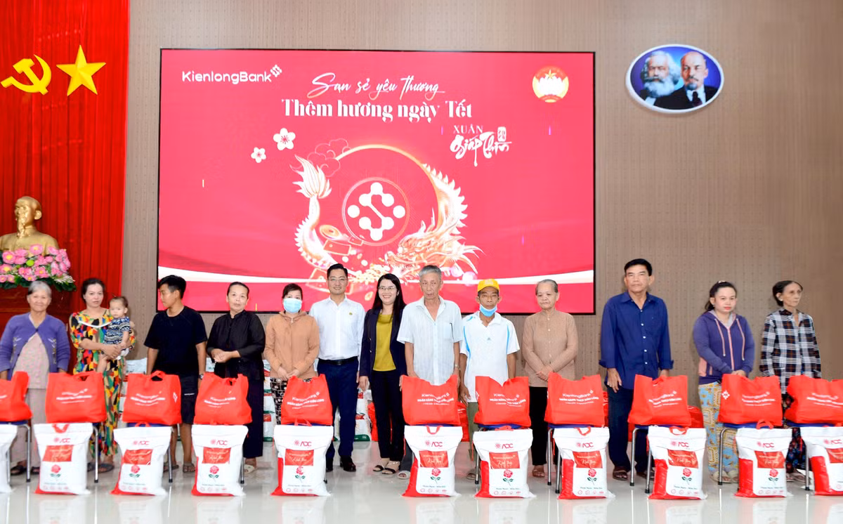 KienlongBank trao tang hon 8.000 phan qua cho ba con don Tet Giap Thin 2024-Hinh-3