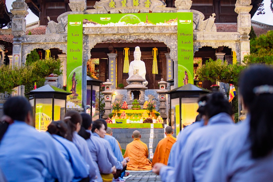 Linh thieng Le Via Quan The Am Bo Tat dan sinh tren dinh Fansipan-Hinh-2