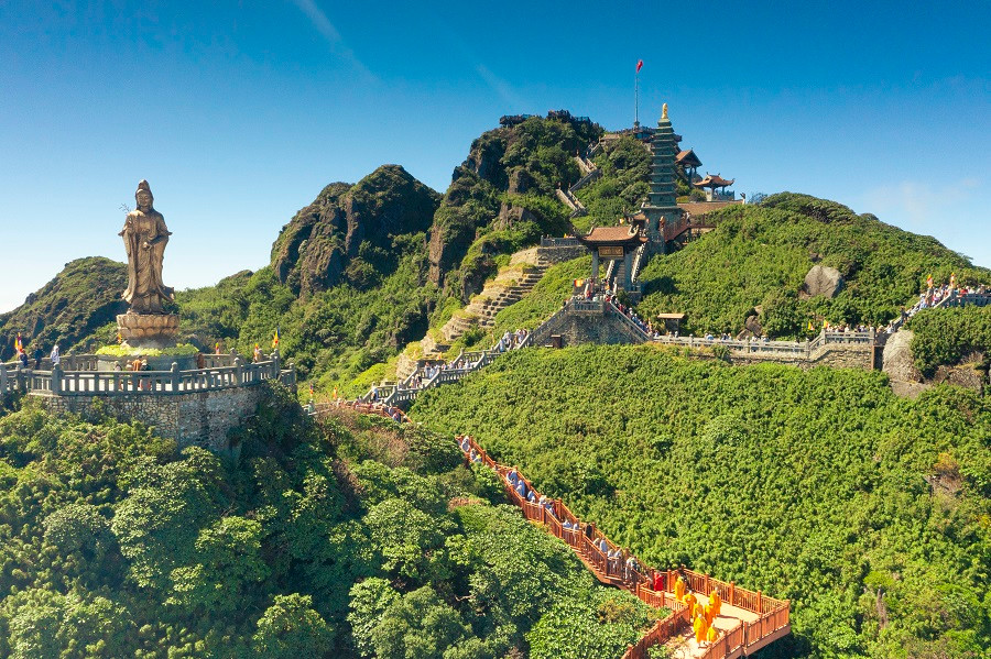 Linh thieng Le Via Quan The Am Bo Tat dan sinh tren dinh Fansipan