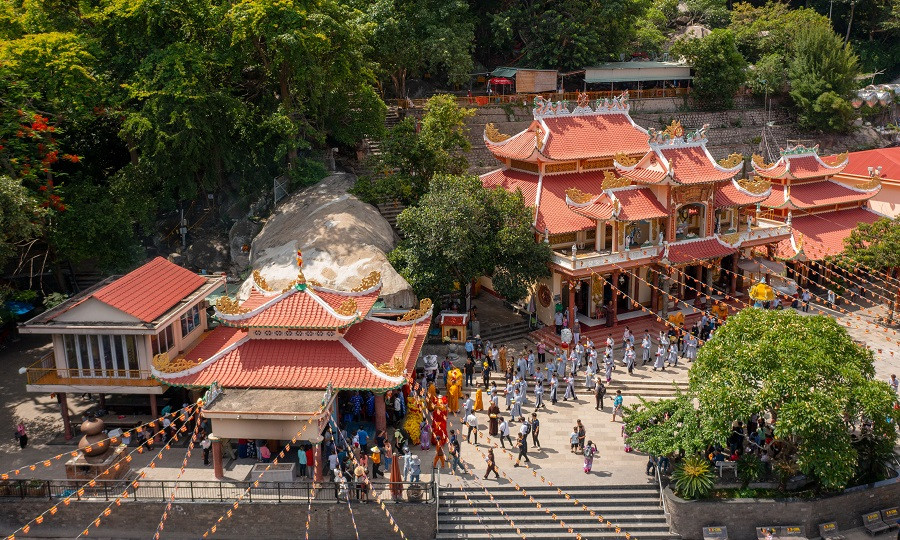 Chi 200.000 dong, du khach co the di cap treo len nui Ba Den tham du le via Ba va le dang dang ky luc