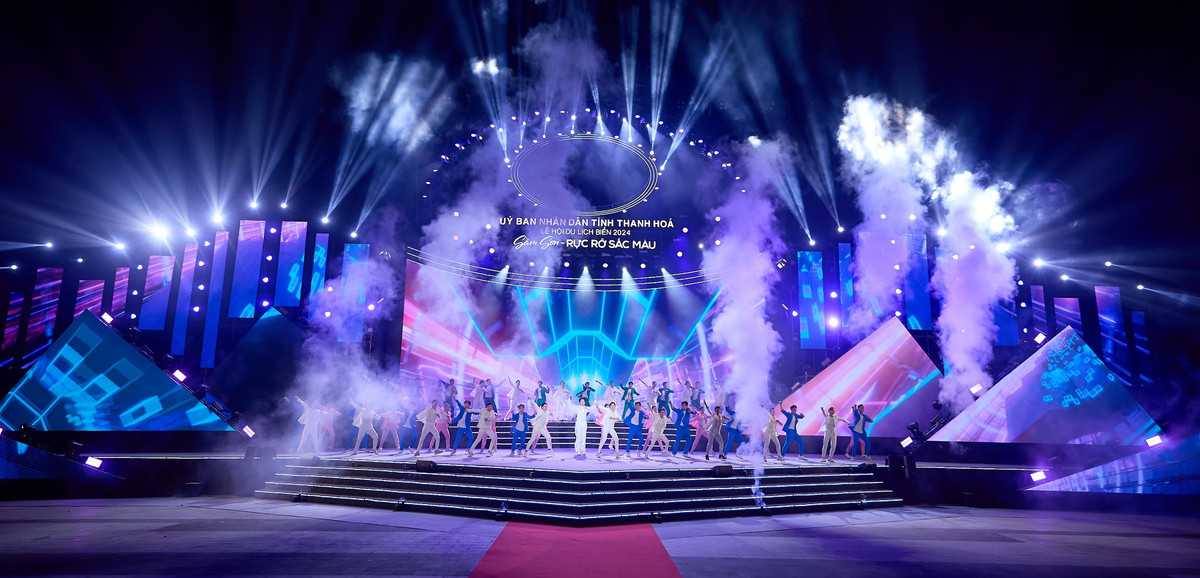 Bien nguoi no nuc toi Le hoi du lich Sam Son ngam phao hoa, du khanh thanh Quang truong bien-Hinh-7