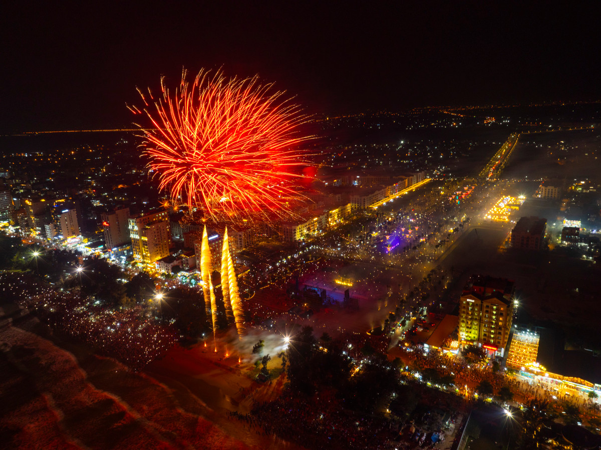 Bien nguoi no nuc toi Le hoi du lich Sam Son ngam phao hoa, du khanh thanh Quang truong bien-Hinh-8