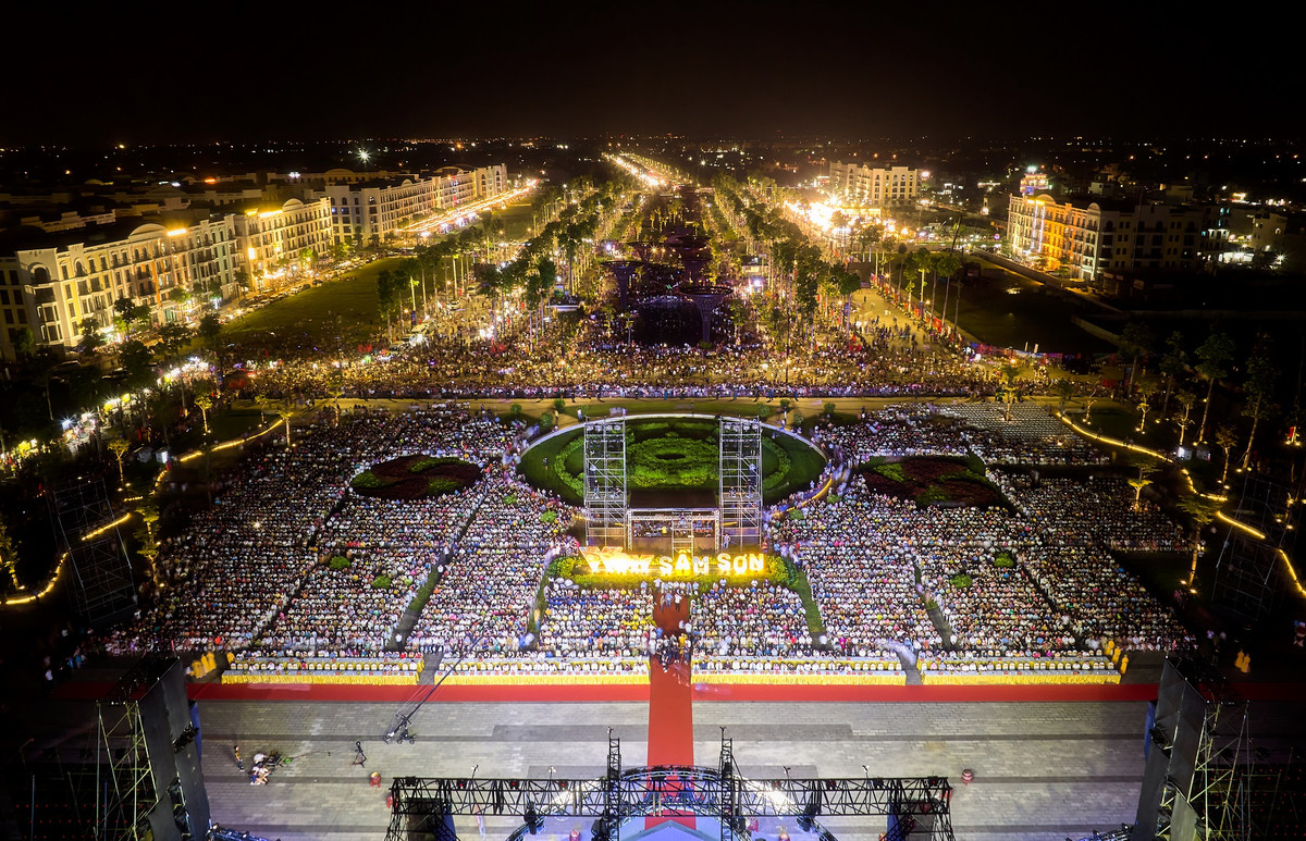 Bien nguoi no nuc toi Le hoi du lich Sam Son ngam phao hoa, du khanh thanh Quang truong bien-Hinh-2