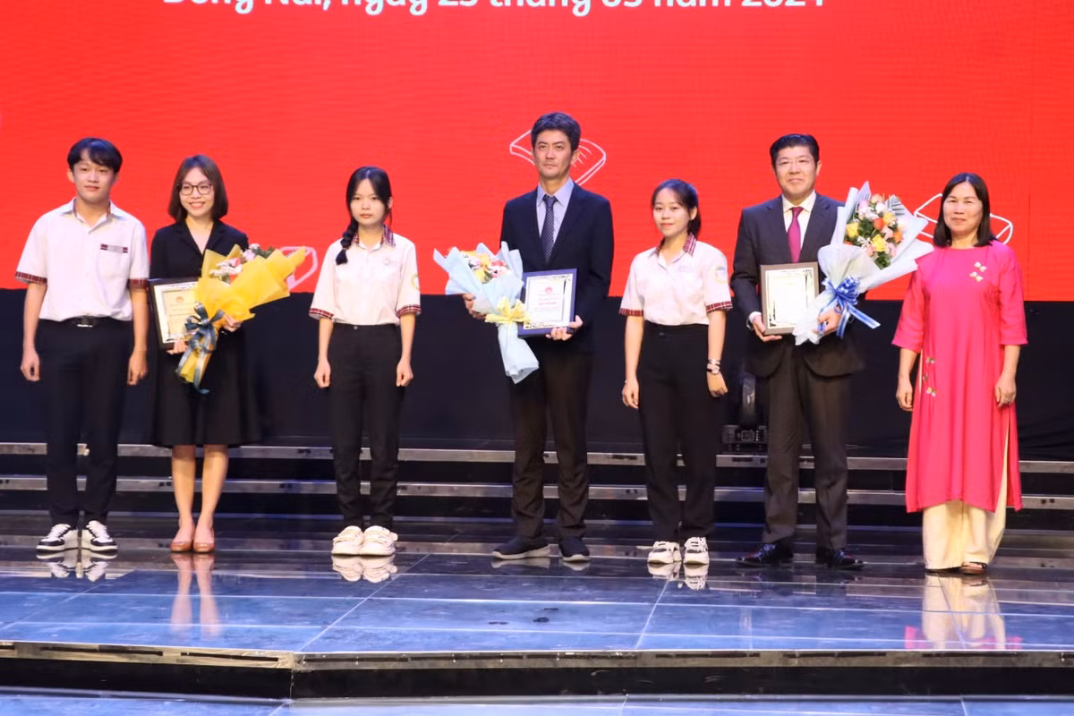 Hành trình 20 năm Ajinomoto đóng góp cho sự phát triển giáo dục của tỉnh Đồng Nai - Hình 3 Hanh trinh 20 nam Ajinomoto dong gop cho su phat trien giao duc cua tinh Dong Nai-Hinh-3