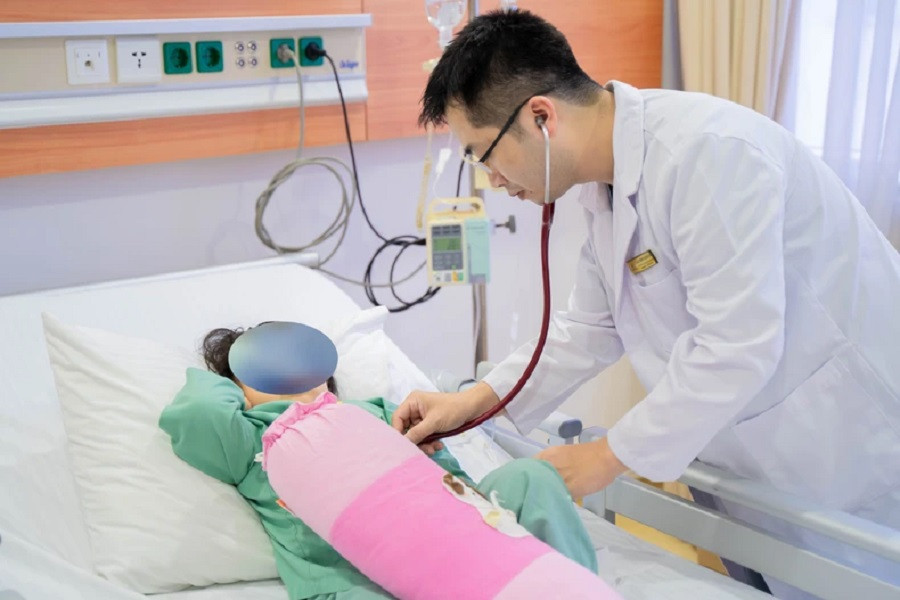 Phau thuat noi soi toan bo chua benh tim bam sinh cho benh nhi 3 tuoi-Hinh-2