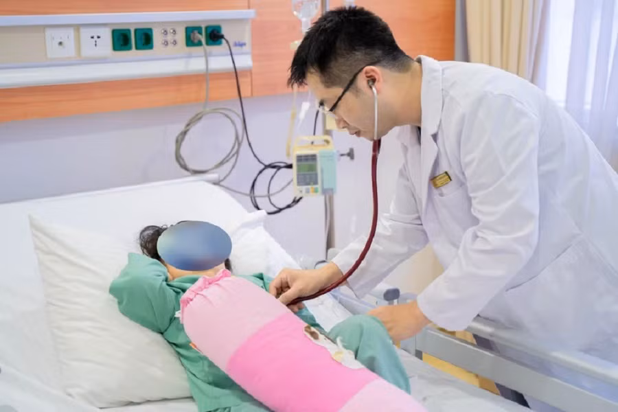 Phau thuat noi soi toan bo chua benh tim bam sinh cho benh nhi 3 tuoi-Hinh-2