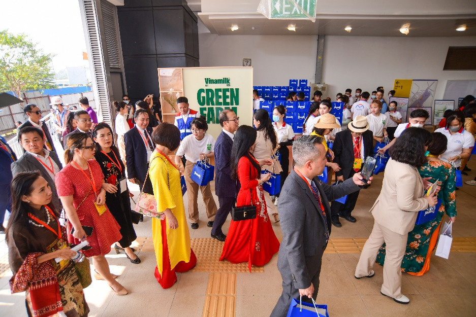 Hang nghin san pham Vinamilk “theo chan” kieu bao trai nghiem tuyen Metro Ben Thanh - Suoi Tien