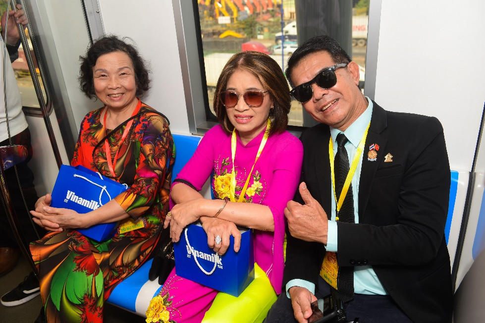 Hang nghin san pham Vinamilk “theo chan” kieu bao trai nghiem tuyen Metro Ben Thanh - Suoi Tien-Hinh-6