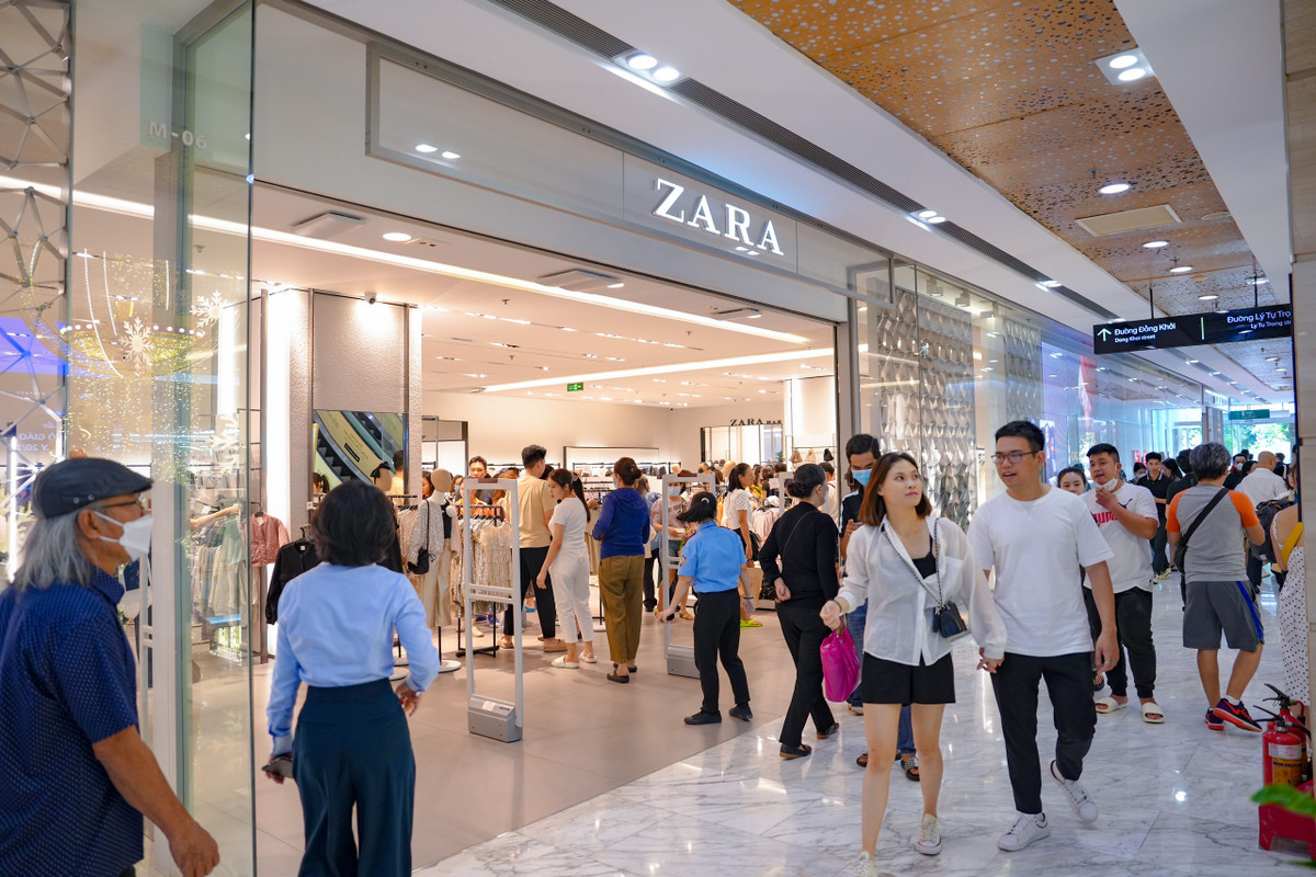 Thi truong ban le Viet Nam soi dong: TTTM khong ngung hut khach