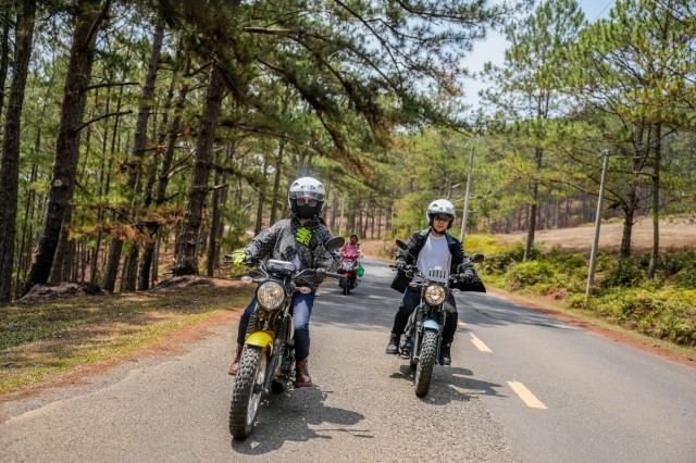 Me U60 chay xe may di phuot Da Lat cung con trai-Hinh-4