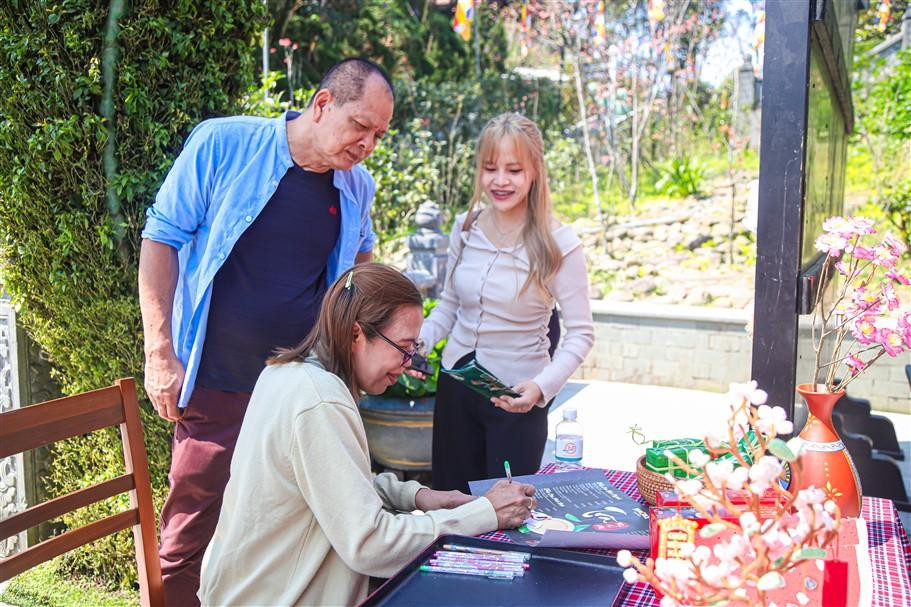 Khach Tay thich thu xin chu, xem show tren dinh Ba Na dip Tet Giap Thin-Hinh-8