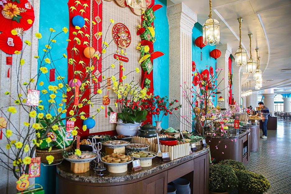 Khach Tay thich thu xin chu, xem show tren dinh Ba Na dip Tet Giap Thin-Hinh-14